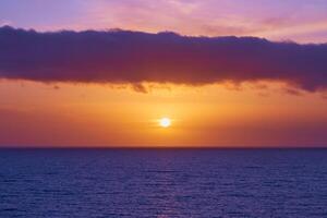 colorida nascer do sol em a costa do vovó canaria foto