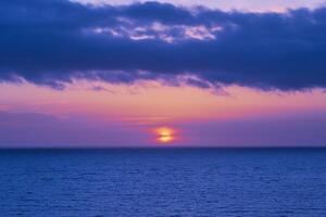 colorida nascer do sol em a costa do vovó canaria foto