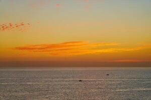 colorida nascer do sol em a costa do vovó canaria foto