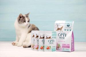 Kharkiv, Ucrânia - janeiro 2, 2021 ideal gato refeição pacotes. ideal é produtos de Kormotech llc, uma global família empresa, a maior produtor do animal Comida dentro Ucrânia foto