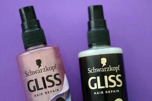 Kyiv, Ucrânia - Outubro 31, 2023 Schwarzkopf gliss cabelo reparar produtos, Dividido cabelo milagre e final reparar spray garrafas. Schwarzkopf beleza ramo fundado de Hans Schwarzkopf foto