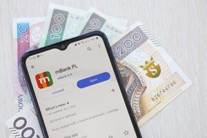 ternopil, Ucrânia - agosto 3, 2023 banco inscrição em tela em moderno Smartphone. oficial aplicativo do famoso polonês banco foto