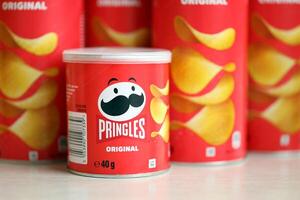 Kyiv, Ucrânia - fevereiro 27, 2024 pringles original batata salgadinhos em branco fundo foto