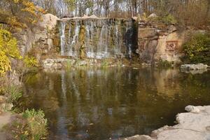 lindo cascata entre ampla pedras dentro outono floresta. sofievskiy parque dentro humano, Ucrânia foto