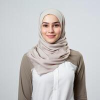 retrato do uma jovem mulher vestindo uma hijab para moda e estilo de vida indústria foto