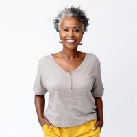 retrato do uma sorridente meia idade africano americano mulher foto