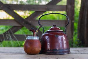 chaleira e erva-mate para beber a infusão tradicional da argentina e da américa do sul foto