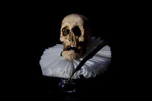 uma humano crânio com uma cervantino rufo, símbolo do universal literatura. foto
