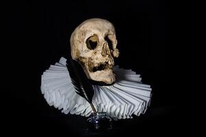 uma humano crânio com uma cervantino rufo, símbolo do universal literatura. foto