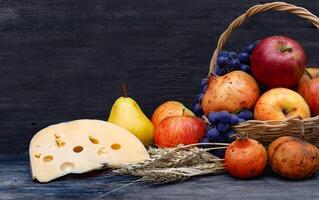 jarro com leite, queijo trigo e frutas shavuot conceito foto