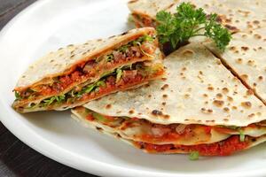 piadina com bolonhesa e queijo foto