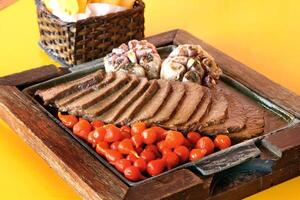 carne de Sol, típica nordeste brasileiro prato com tomates e frito mandioca foto