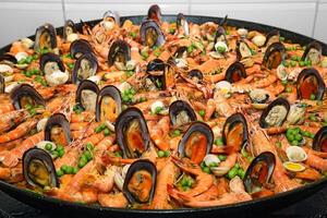 paella, clássico espanhol prato com arroz, legumes e frutos do mar foto