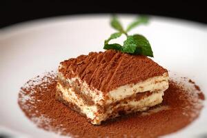 Tiramisu, clássico italiano sobremesa coberto dentro chocolate em topo foto