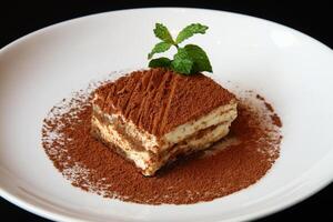 Tiramisu, clássico italiano sobremesa coberto dentro chocolate em topo foto