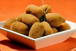 frito carne croquete dentro tigela em a mesa foto