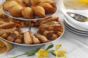 madalena, delicioso francês Bolinho dentro arranjo em a mesa foto