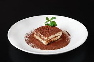 Tiramisu, clássico italiano sobremesa com creme e chocolate foto