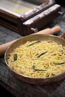 Macarrão alla chitarra com manteiga e sábio foto