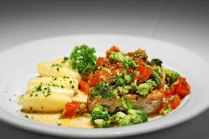 atum bife com brócolis, molho e fervido batatas foto