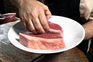 profissional açougueiro ensino degrau de degrau quão para preparar picanha, uma brasileiro cortar do carne foto