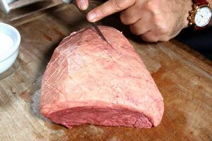 profissional açougueiro ensino degrau de degrau quão para preparar picanha, uma brasileiro cortar do carne foto