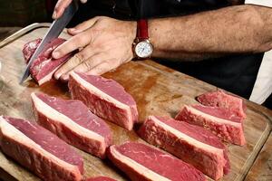 profissional açougueiro ensino degrau de degrau quão para preparar picanha, uma brasileiro cortar do carne foto