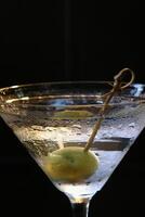 seco martini, clássico e famoso beber com Gin, seco Vermute, limão descasca e Oliva foto