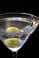 seco martini, clássico e famoso beber com Gin, seco Vermute, limão descasca e Oliva foto