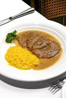 scaloppine al Marsala com açafrão risoto foto