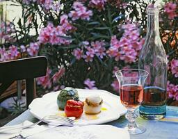 refeição com legumes dentro Provença, sulista França, com rosa vinho foto