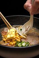 japonês ramen, sopa misturar com Macarrão, carne, ovos e legumes foto