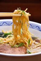 japonês ramen, sopa misturar com Macarrão, carne, ovos e legumes foto