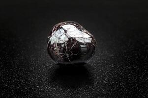 granada, brasileiro pedra preciosa em Sombrio fundo foto
