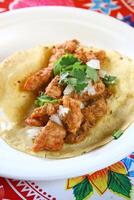 taco al pastor, clássico mexicano cozinha com chipotle, páprica, cebolas e carne de porco lombo foto