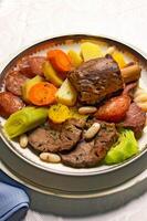 Panela au feu, clássico francês cozinha com carnes e legumes cozinhou em a prato foto