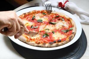 passo a passo guia em quão para comer autêntico napolitano pizza com seu mãos foto