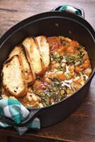 toscana ribollita sopa degrau de degrau com branco feijões, salsão, acelga, cebolas e Oliva óleo foto