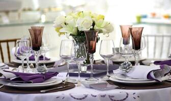 sofisticado mesas com pratos, talheres e bem óculos fechar-se foto