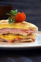 Tramezzini algodão, italiano presunto e queijo sanduíche com torrado pão foto