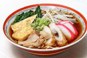 ramen, uma tipo do japonês sopa com cebolinha, peixe, alho, Oliva óleo, repolho e acém caldo foto