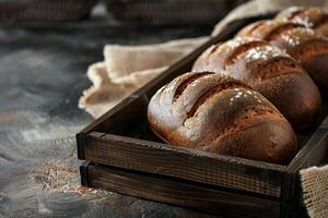 recentemente cozido Sombrio pão em uma de madeira bandeja Sombrio fundo foto