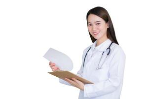 profissional lindo jovem mulher médico segurando documento dentro prancheta sorridente olhando às a Câmera enquanto ela desgasta branco laboratório casaco e estetoscópio dentro hospital. foto