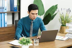 imagem do ásia masculino homem de negocios trabalhando dentro a escritório foto