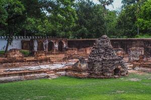 panorama histórico parque. a antigo têmpora este apresenta humanos é localizado dentro da Tailândia histórico cidade. mundo herança. foto