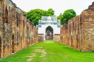 panorama histórico parque. a antigo têmpora este apresenta humanos é localizado dentro da Tailândia histórico cidade. mundo herança. foto