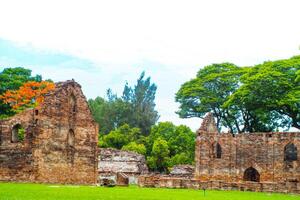 panorama histórico parque. a antigo têmpora este apresenta humanos é localizado dentro da Tailândia histórico cidade. mundo herança. foto