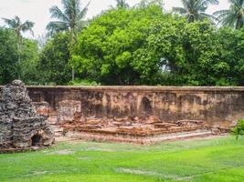 panorama histórico parque. a antigo têmpora este apresenta humanos é localizado dentro da Tailândia histórico cidade. mundo herança. foto