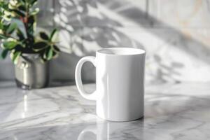 branco 11 onças cerâmico caneca em cozinha mesa com decorações, suave luz, foto imagem