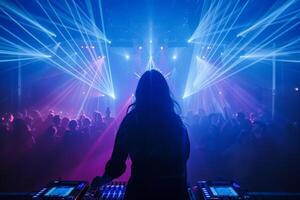 fêmea dj em uma grande delírio jogando para uma grande multidão do festa pessoas, ravers dançando, grande laser mostrar foto